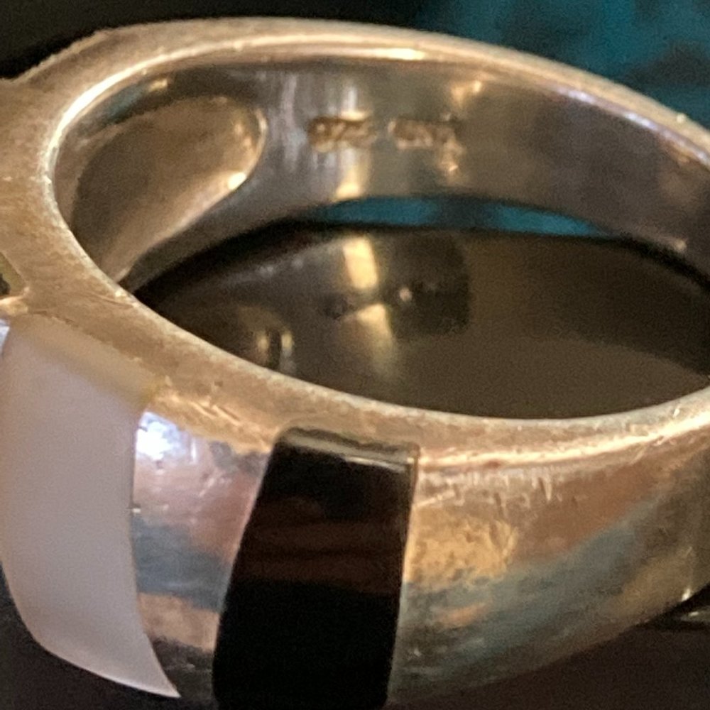 Vintage onyx and mother of pearl bands on sterling silver ring - Picture 6 of 6
